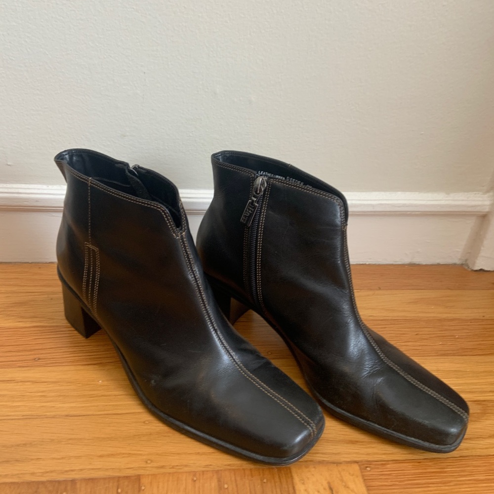 Bass square toe block heel boots vintage